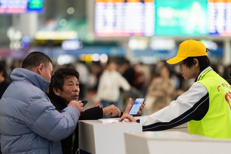 而志愿者则穿梭在人群中,耐心地协助旅客调出票务
